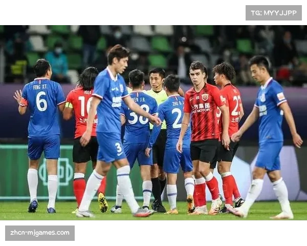 镜头特写：争议判罚后，场边第四官员与两队教练组进行沟通